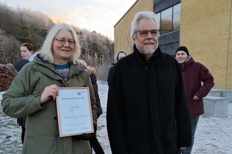 Formand for Teknik- og Miljøudvalget Leon Sebbelin overrakte Det Grønne Råds pris til Kirsten Bonnén fra foreningen Vild med Rebild