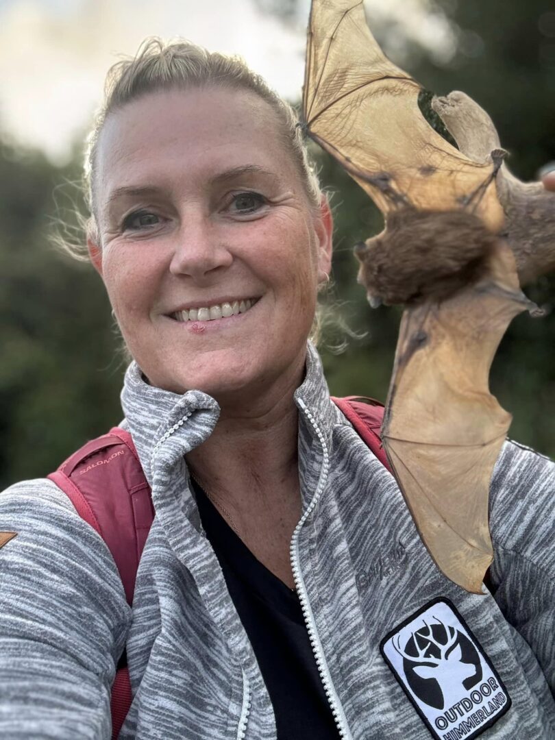 Birgitte med udstoppet flagermus