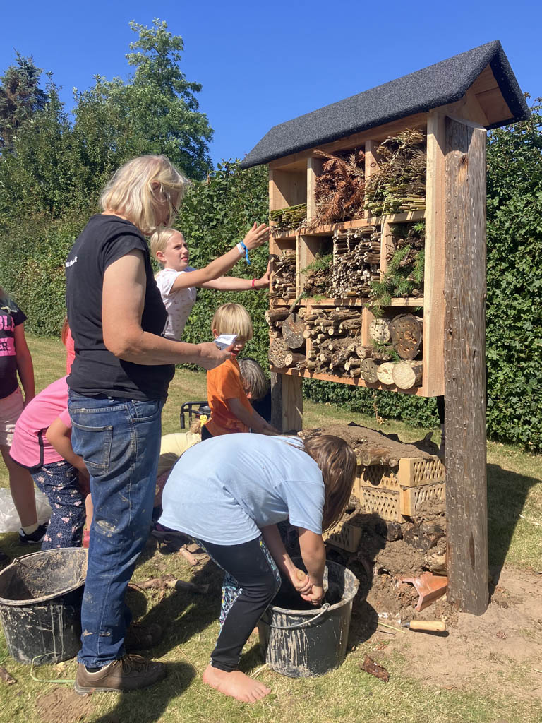 Vild med Rebild bygger insekthotel med hjælp fra både elever, deres forældre og bedsteforældre, samt lærere på Friskolen i Bælum