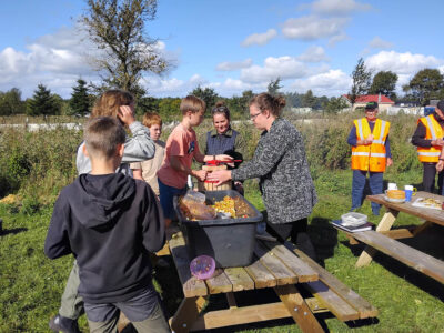 Der bliver lavet æblemost i skolehaven