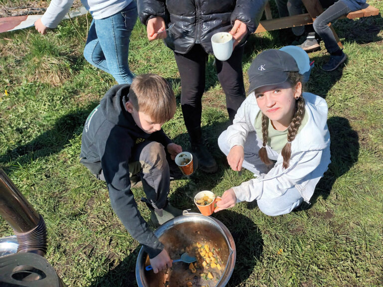 Seje børn laver brændenældesuppe i skolehaven
