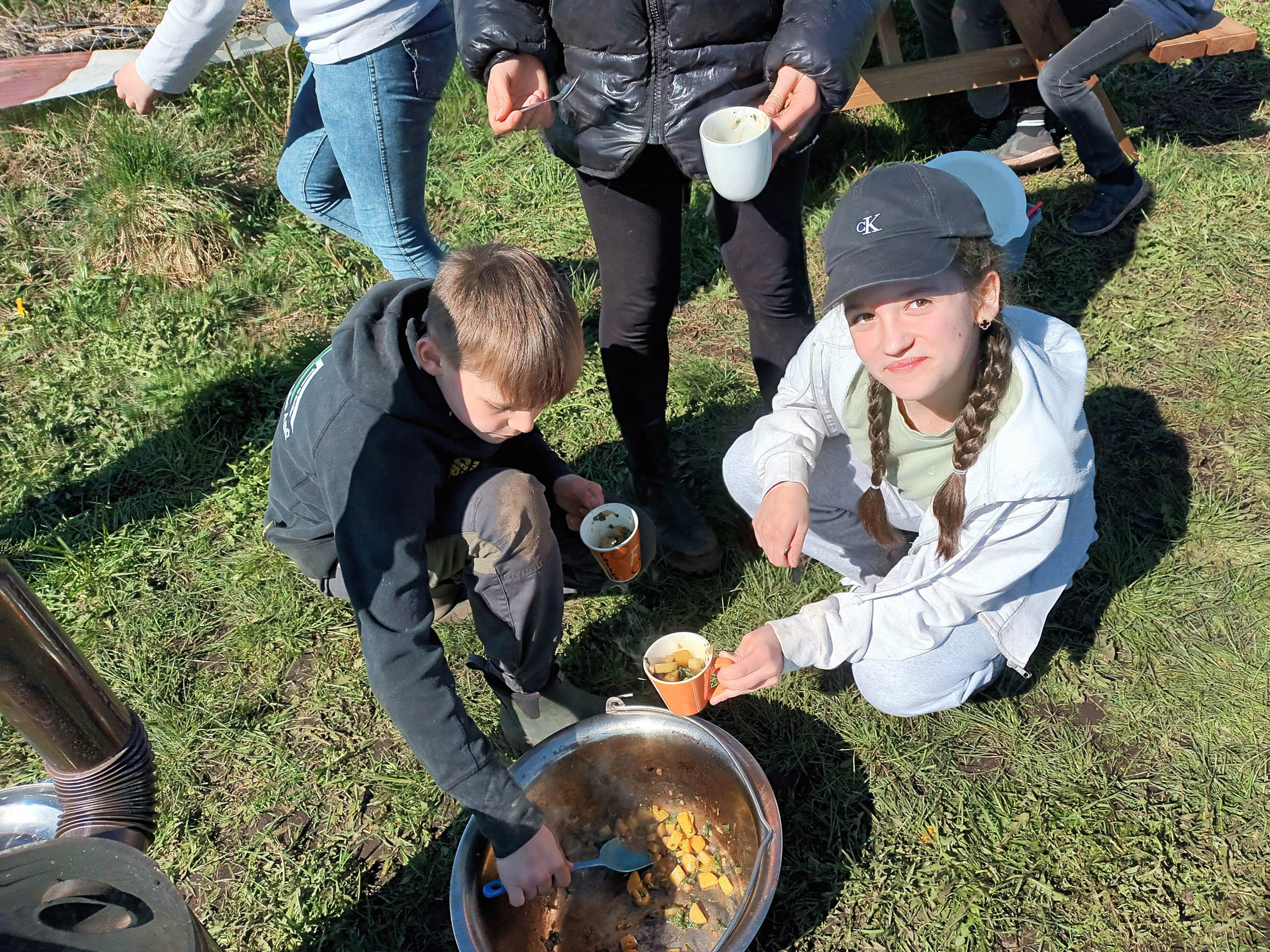 Seje børn laver brændenældesuppe i skolehaven
