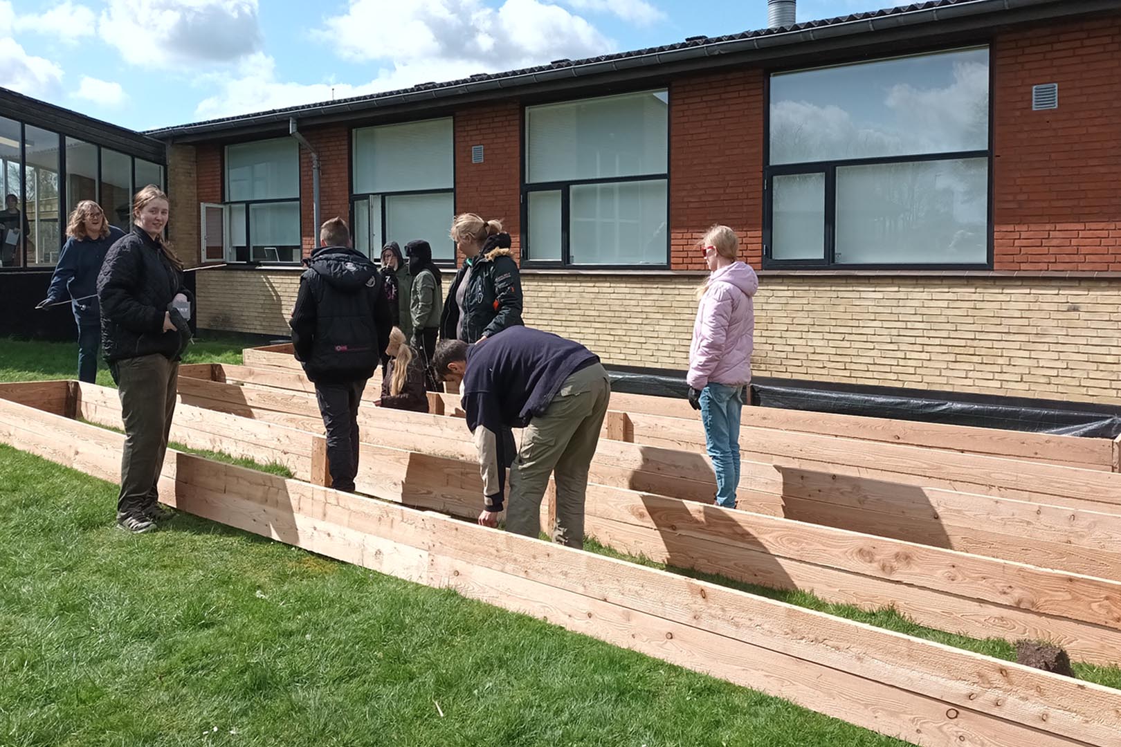 Eleverne bygger højbede til skolehaven ved Sortebakkeskolen, Nørager apr. 2023