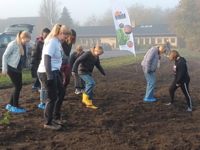 Udsåning af blomstereng ved Sortebakkeskolen Nørager nov. 2021