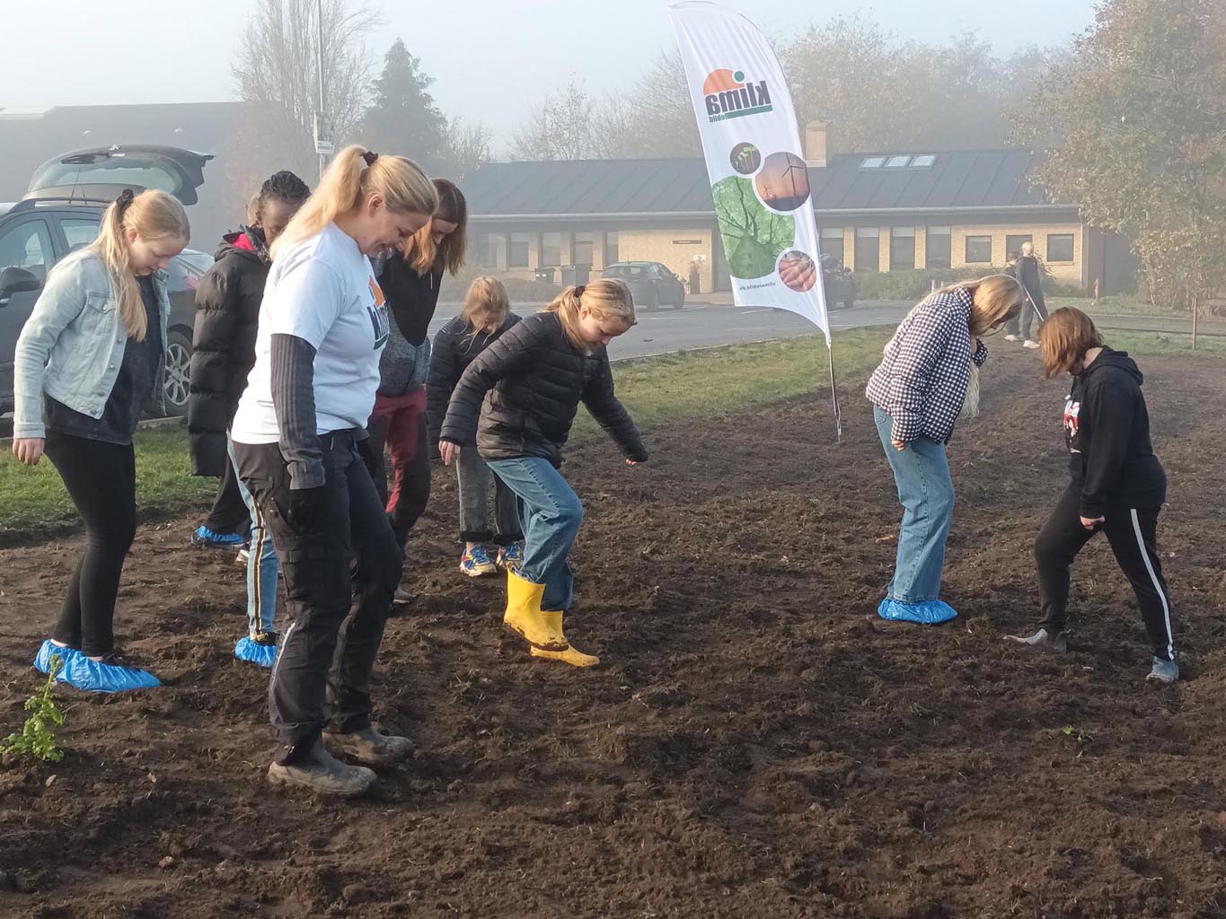 Udsåning af blomstereng ved Sortebakkeskolen Nørager nov. 2021